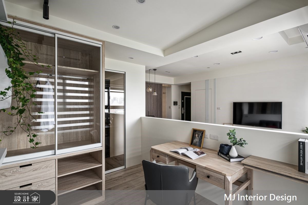 客廳除了看電視、與家人互動外，後疫情時代下的居住者