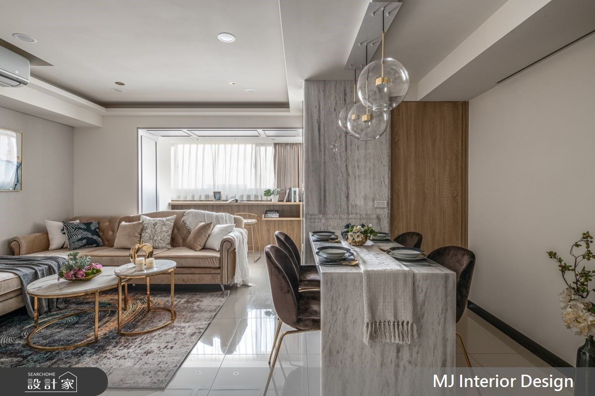 客廳除了看電視、與家人互動外，後疫情時代下的居住者