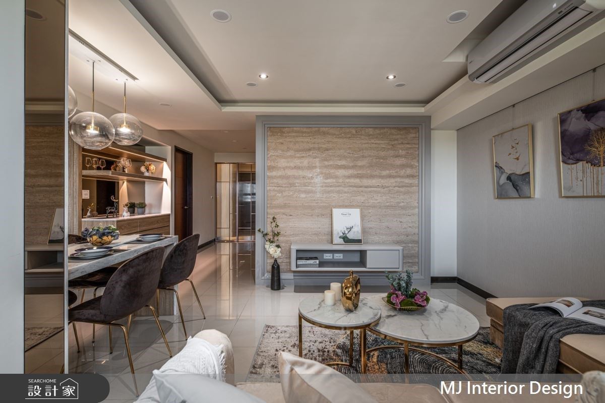 客廳除了看電視、與家人互動外，後疫情時代下的居住者