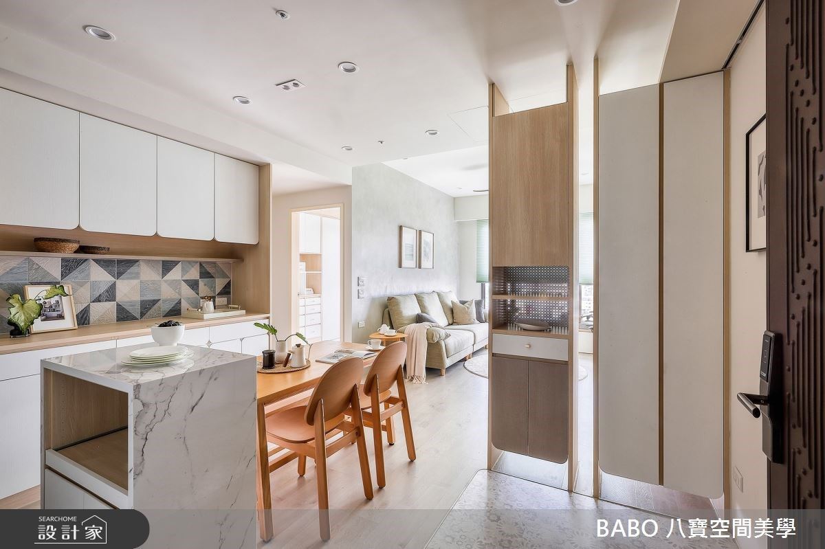大面採光引入充沛戶外光線,映照出滿室溫馨情誼。在25