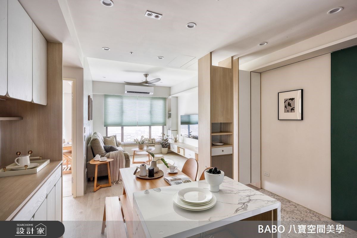 大面採光引入充沛戶外光線,映照出滿室溫馨情誼。在25