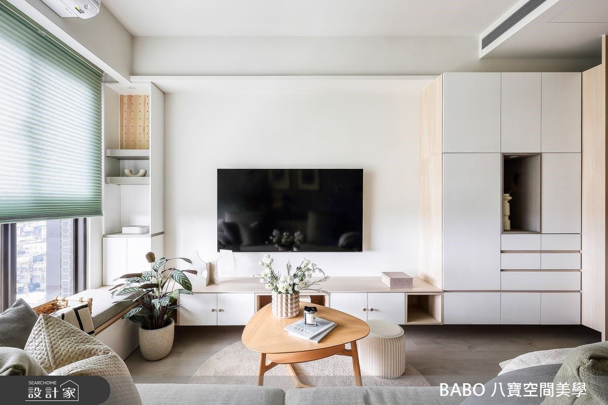 大面採光引入充沛戶外光線,映照出滿室溫馨情誼。在25