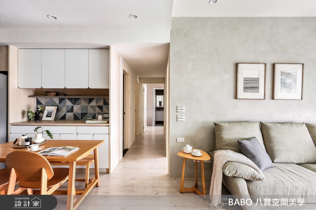 大面採光引入充沛戶外光線,映照出滿室溫馨情誼。在25