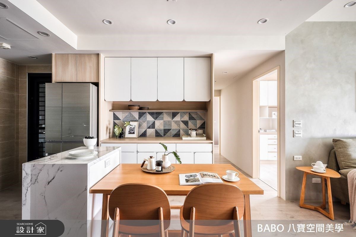 大面採光引入充沛戶外光線,映照出滿室溫馨情誼。在25