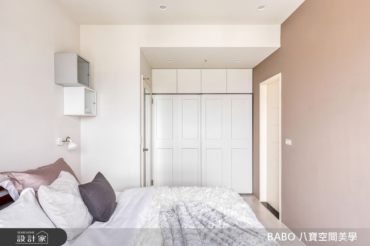 大面採光引入充沛戶外光線,映照出滿室溫馨情誼。在25