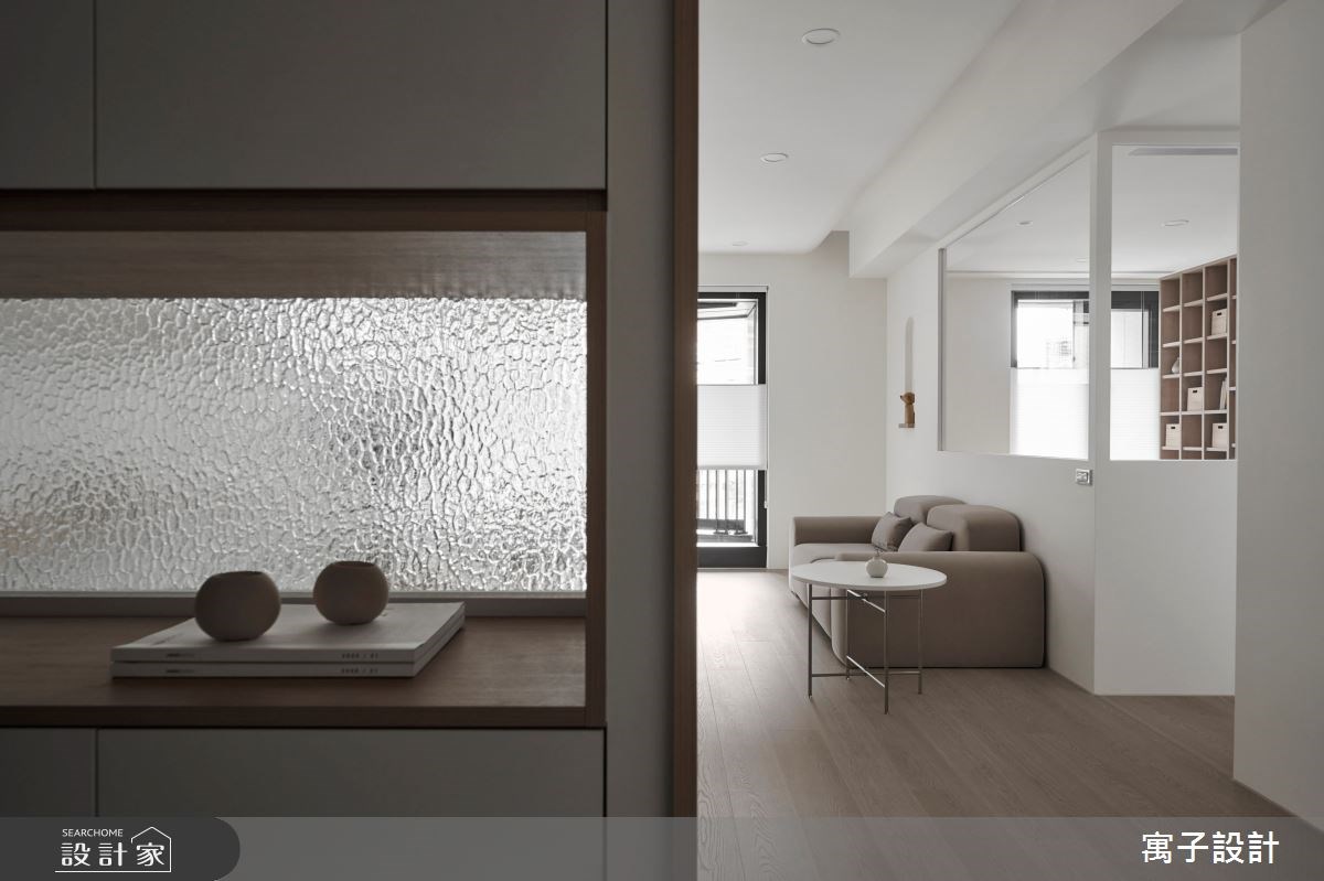 純淨明亮的 34 坪北歐宅，公領域以純白色彩為基調，佐