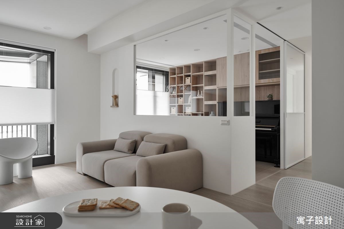 純淨明亮的 34 坪北歐宅，公領域以純白色彩為基調，佐