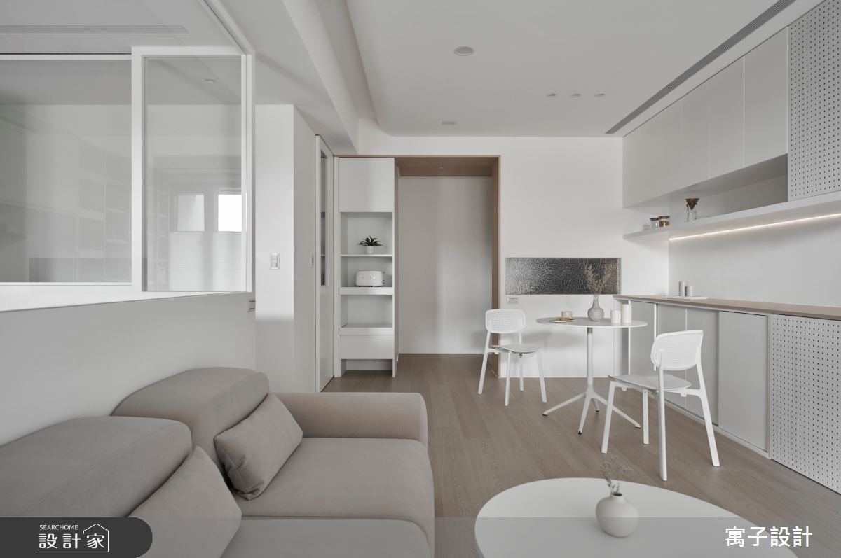 純淨明亮的 34 坪北歐宅，公領域以純白色彩為基調，佐