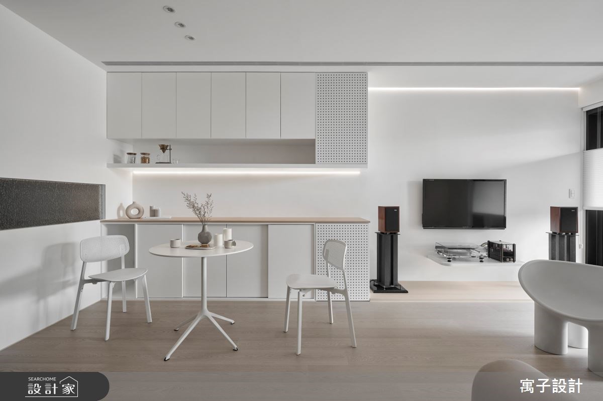 純淨明亮的 34 坪北歐宅，公領域以純白色彩為基調，佐