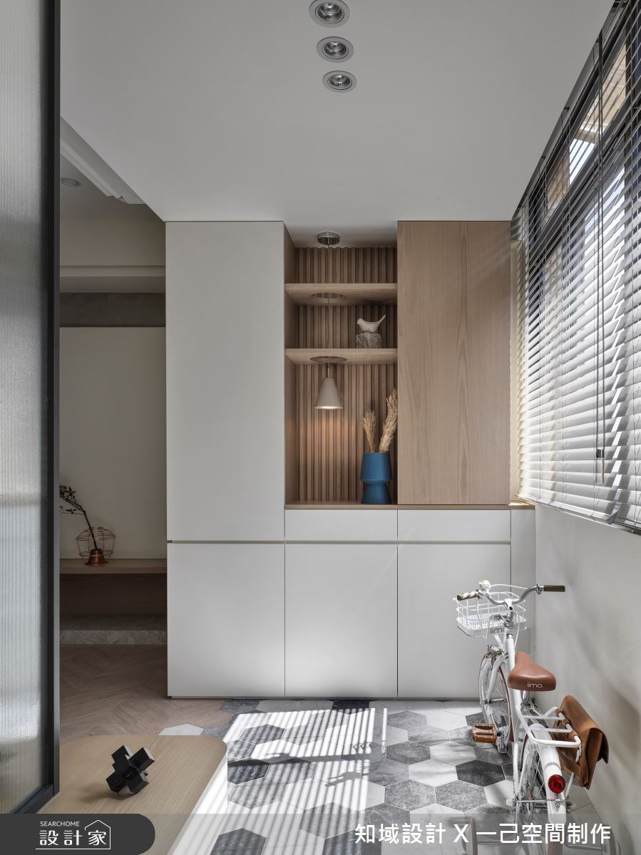 25 坪中古屋改造流程中,先將管線全數翻新後,在玄關