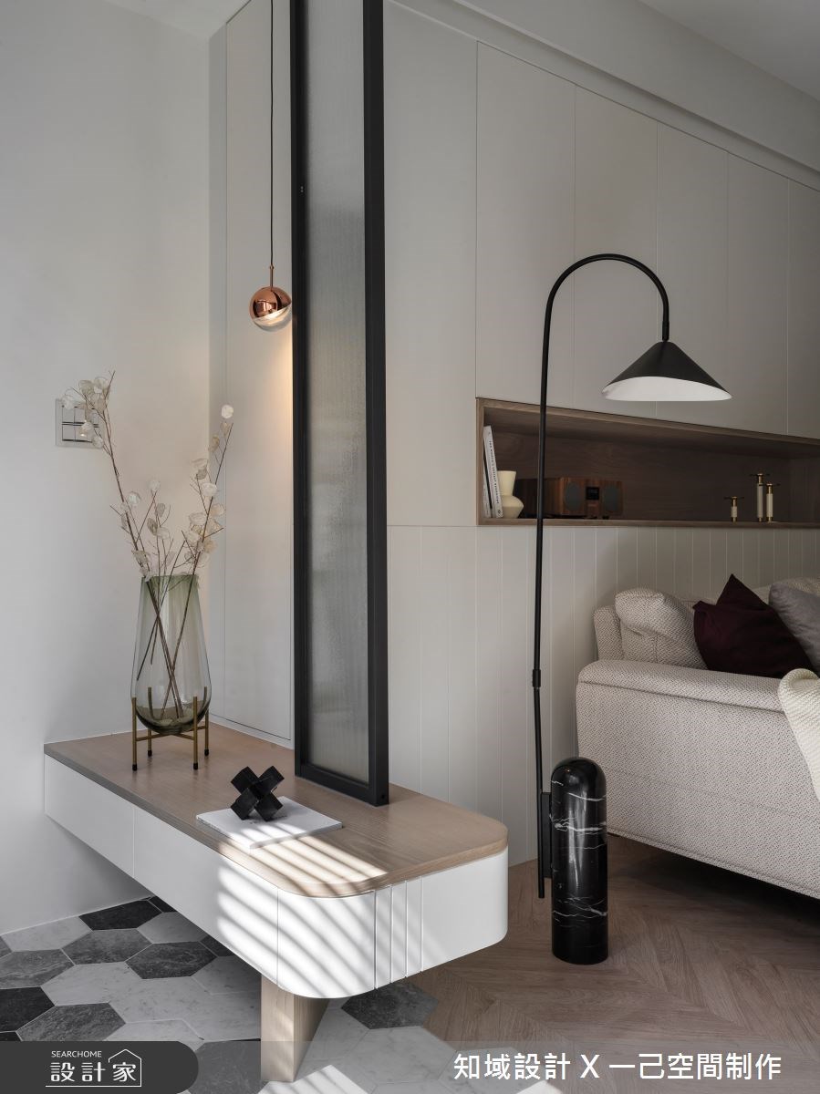 25 坪中古屋改造流程中,先將管線全數翻新後,在玄關