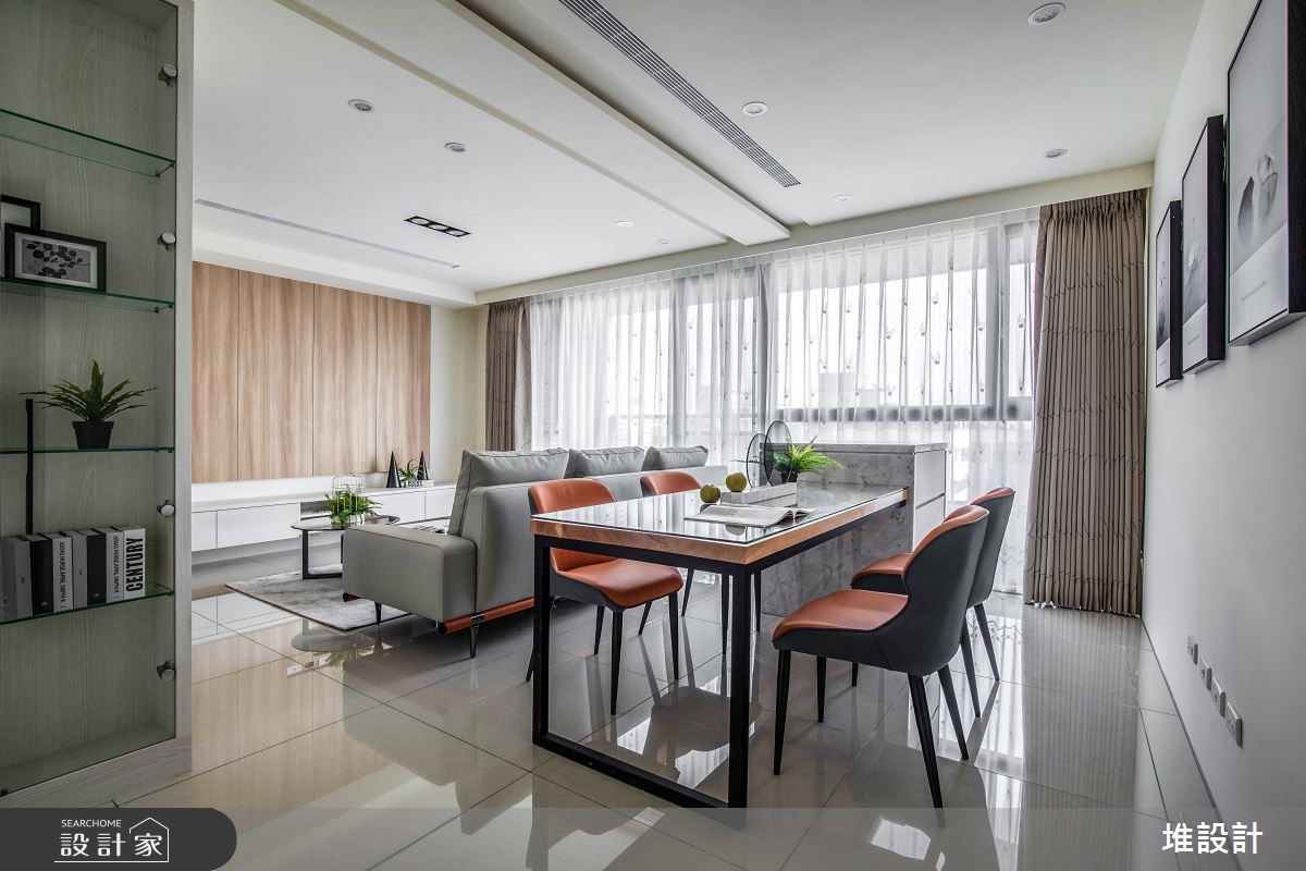 平日喜愛蒐藏藝術品的屋主,除了希望新居擁有必備的展