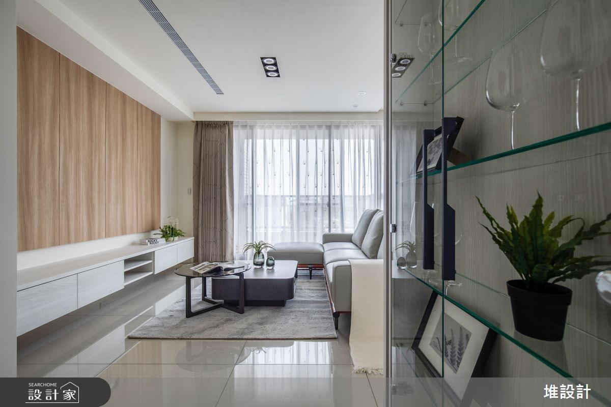 平日喜愛蒐藏藝術品的屋主,除了希望新居擁有必備的展