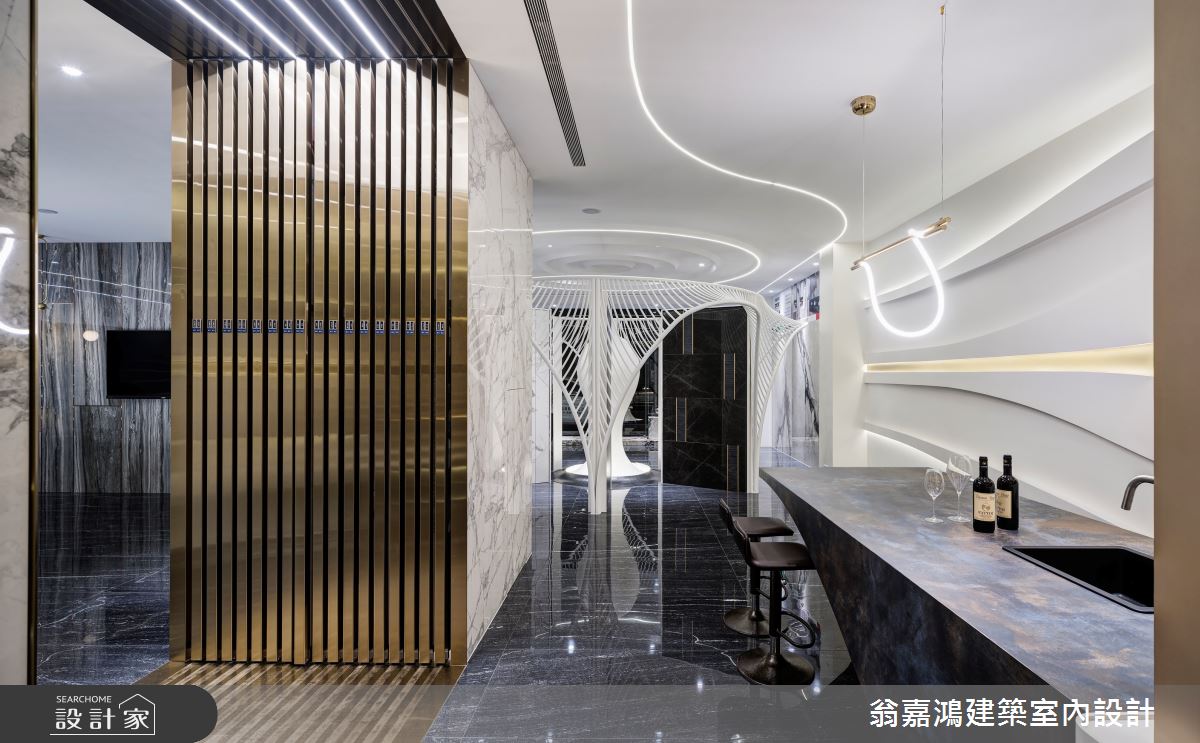 此案為磁磚品牌的概念館,設計師打破傳統商空格局,融