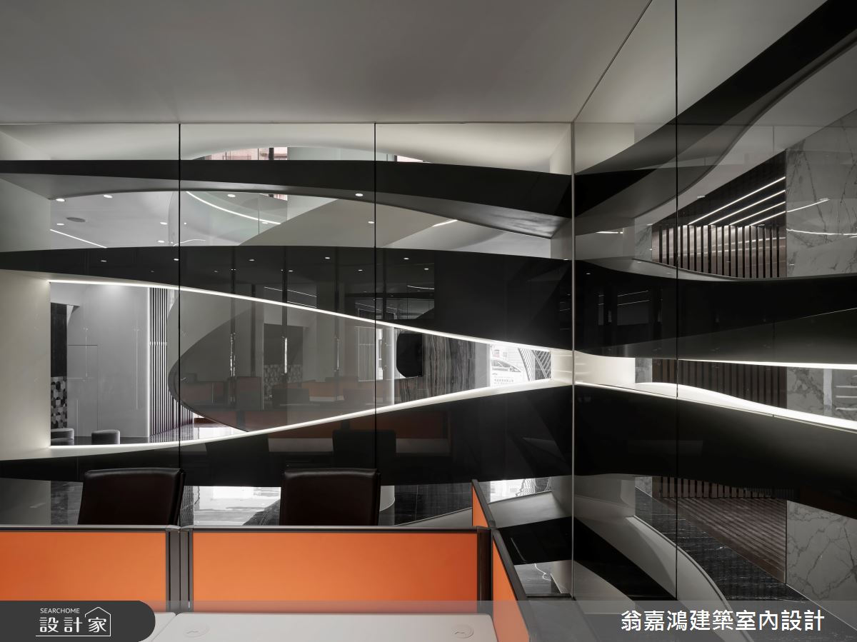 此案為磁磚品牌的概念館,設計師打破傳統商空格局,融