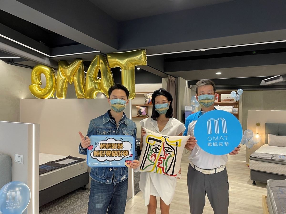 銀色夫妻檔楊昇達(左)和若綺(中)與歐德集團董事長陳國都(右)開心合影。