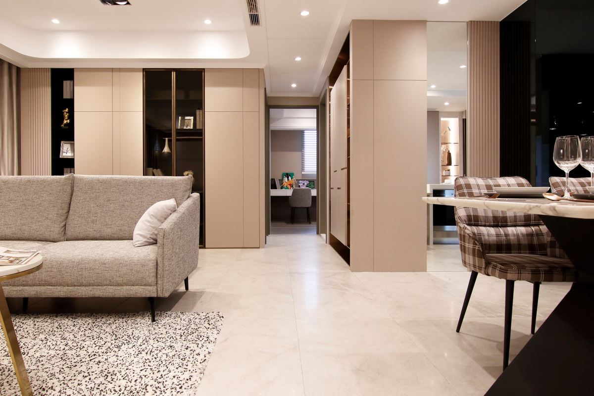 磁磚最早的起源可以追溯到公元前 4000 年，在建築裝飾