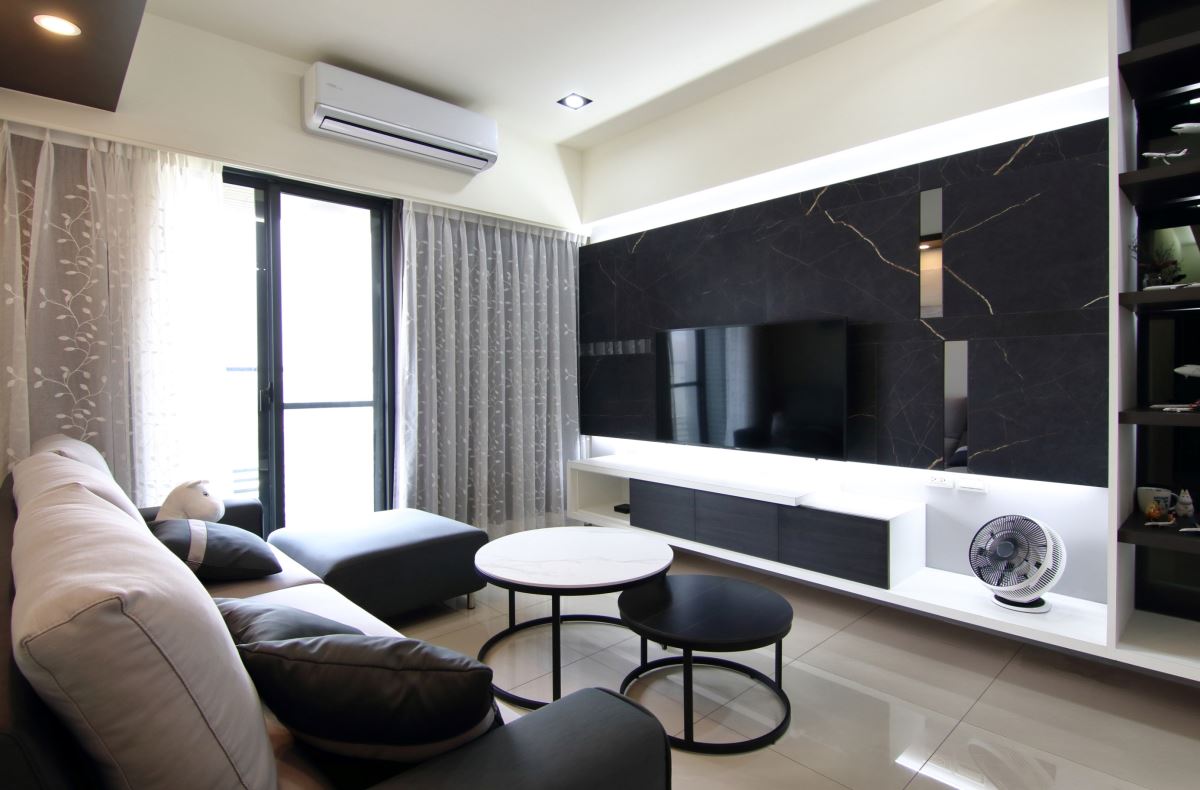 以磁磚取代石材的電視主牆，省去成本外在美感上不輸天然石材。