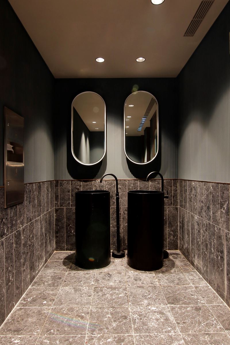 磁磚最早的起源可以追溯到公元前 4000 年，在建築裝飾