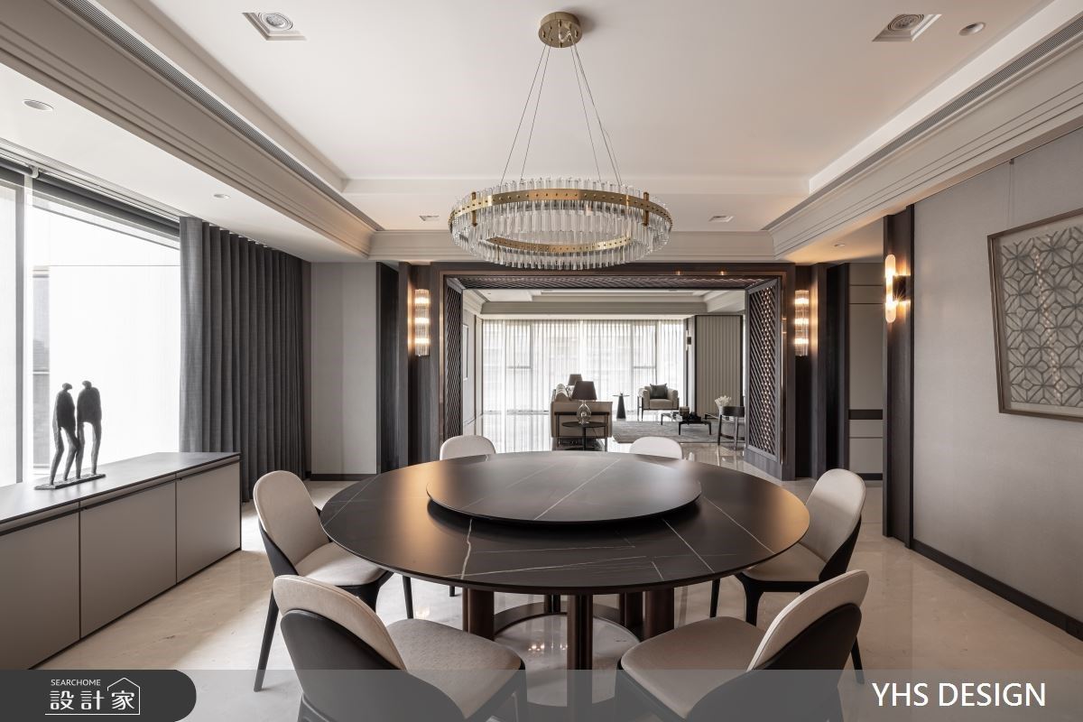 擴大的廊道動線融合木格柵、燈光等元素，如同一道大幅度的畫框，使客廳和餐廳區相映成景。