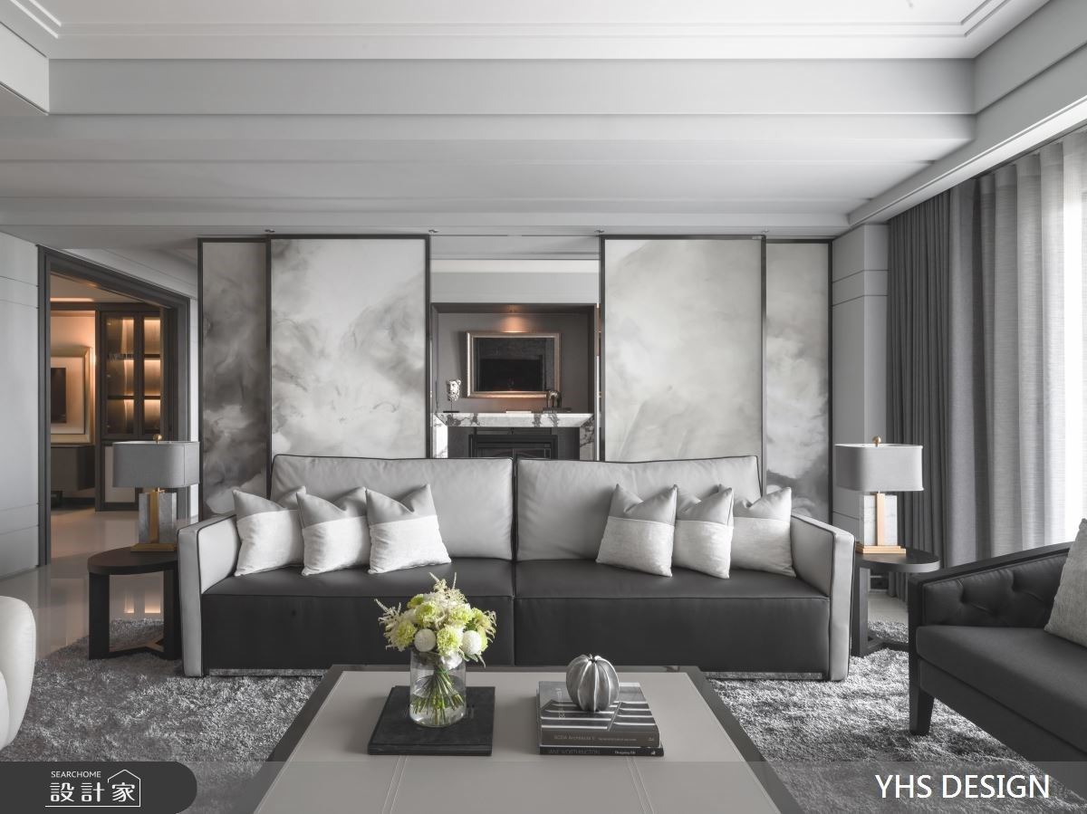 沙發後利用四道屏風門片，流暢地切換獨立和開放的格局型態，並將書房處的英式壁爐端景完美過渡，為客廳帶來典雅時尚的視覺印象。