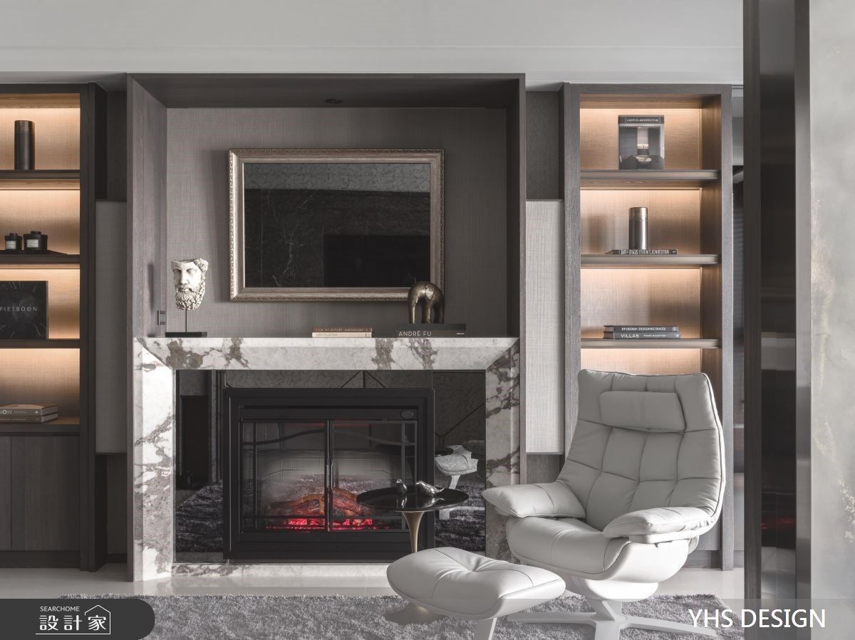 書房處融入壁爐和質感收納展示，沉靜的木色、大理石，以及燈光，在俐落時尚的線性刻劃下，揉合了理性與感性的書房氛圍。