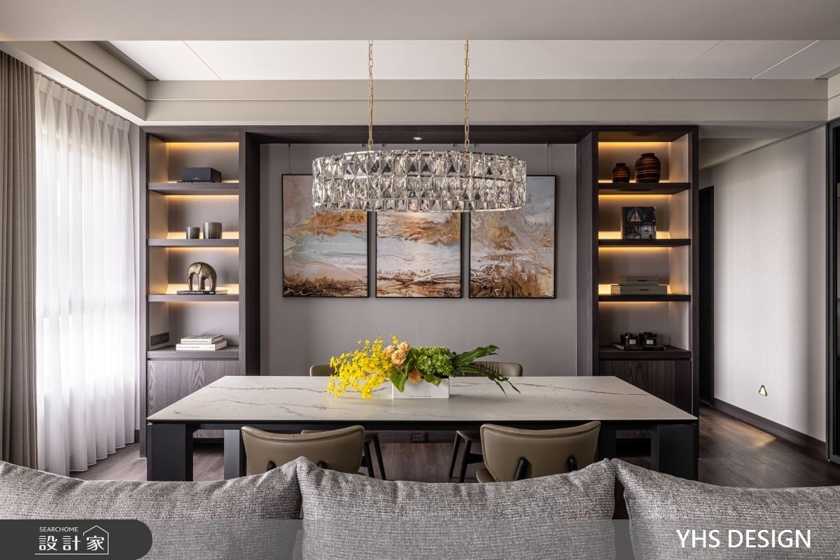 俐落對稱的展示櫃設計，融合藝術畫作、燈光和展示品收納，展現時尚精緻的生活美學。