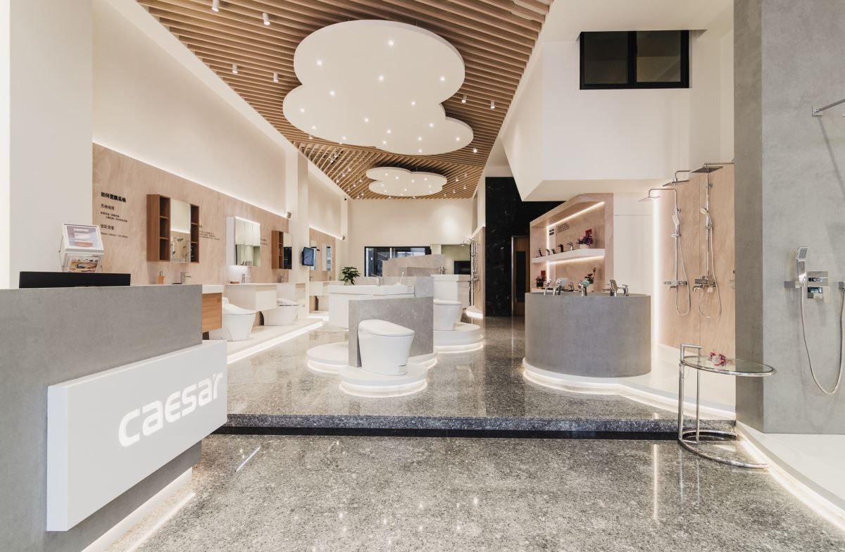 天花板格柵結合純白雲朵造型，以河流和島嶼發想的空間設計，環繞豐富多樣的衛浴商品陳列和體驗情境，邀請消費者進行一場精緻放鬆的洗浴之旅。