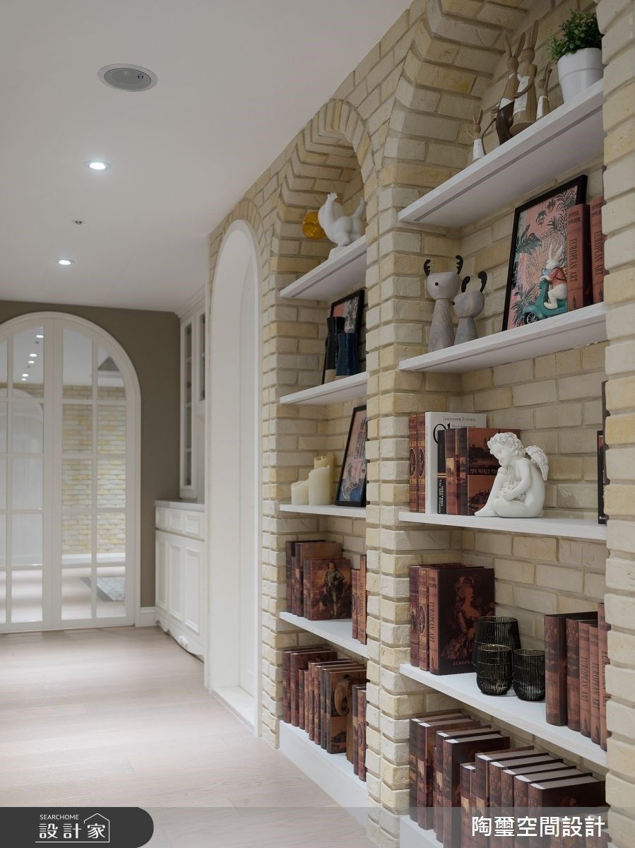廊道規劃圖書展示櫃,打造孩童閱讀角落。