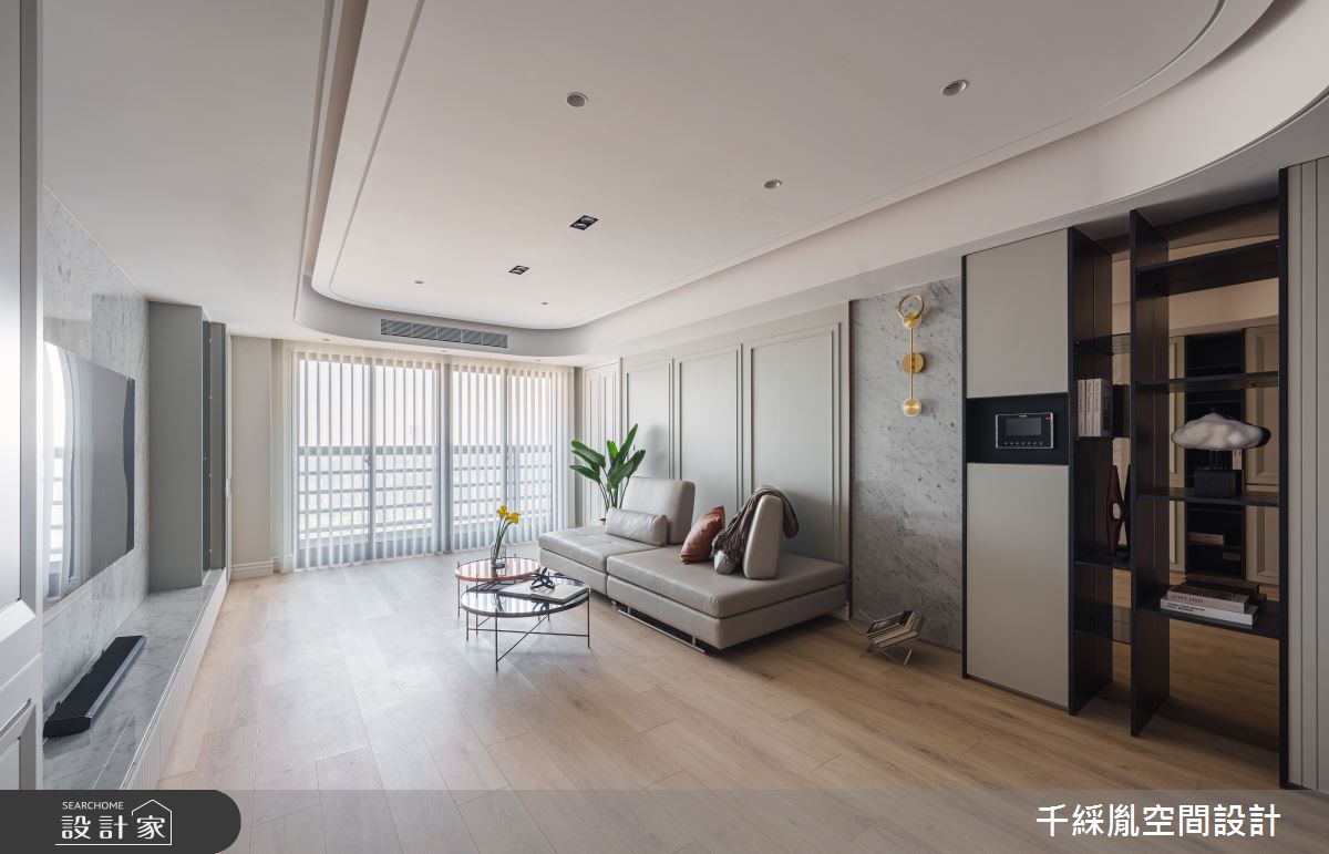 明亮日光篩灑一室，照亮線板、石材與木紋等肌理，伴隨