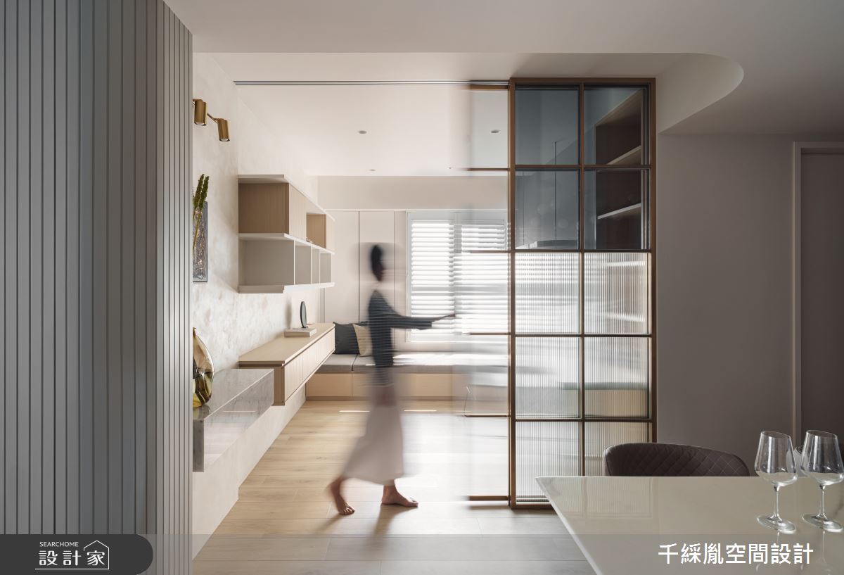 明亮日光篩灑一室，照亮線板、石材與木紋等肌理，伴隨