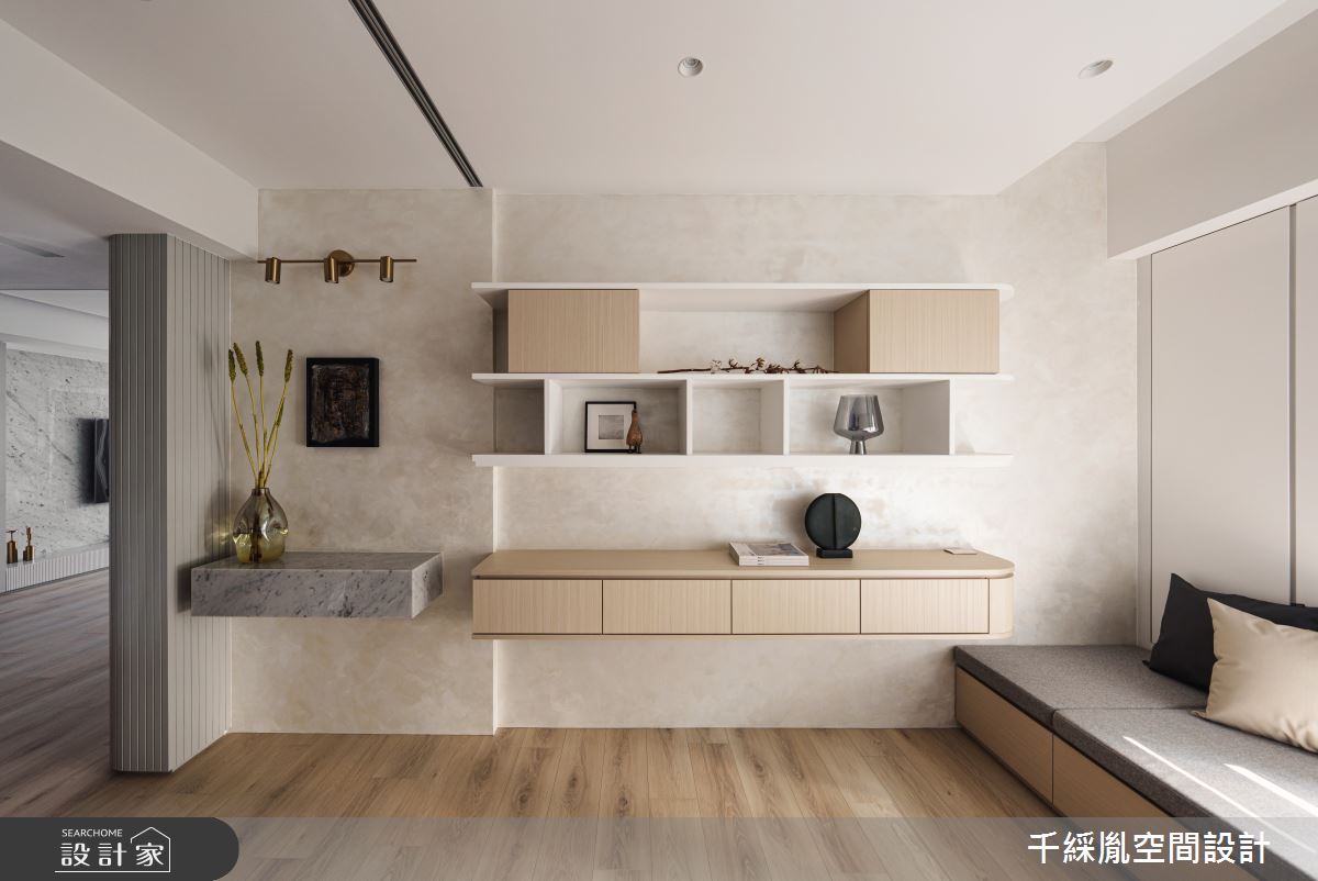 明亮日光篩灑一室，照亮線板、石材與木紋等肌理，伴隨