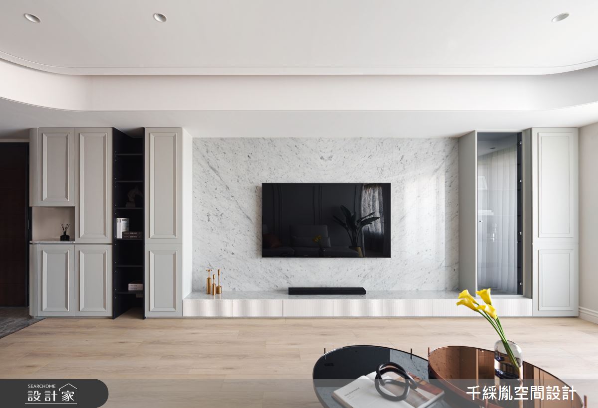 明亮日光篩灑一室，照亮線板、石材與木紋等肌理，伴隨