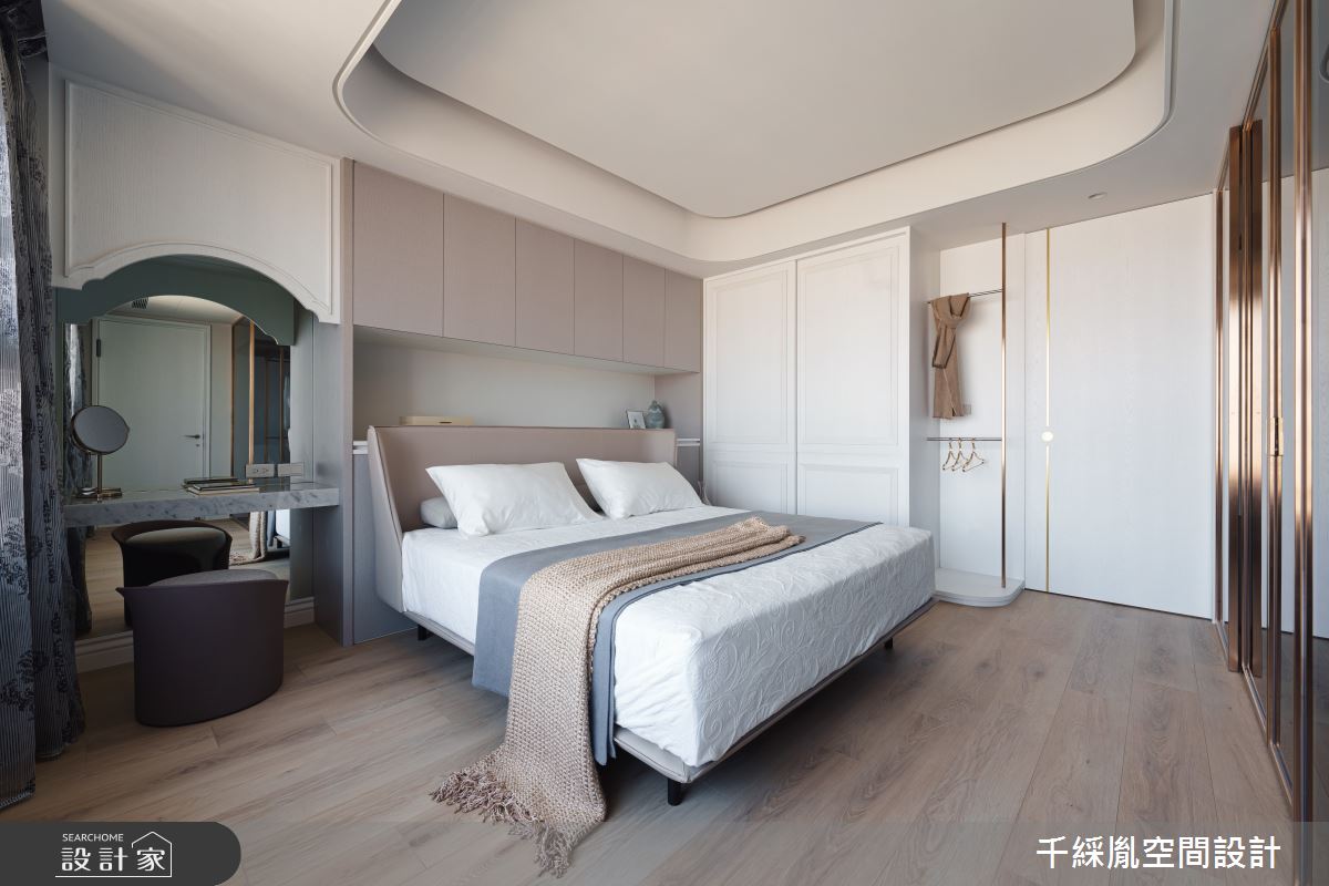 明亮日光篩灑一室，照亮線板、石材與木紋等肌理，伴隨