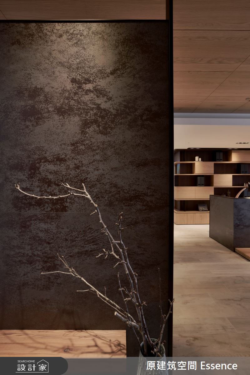 此案以『原生』為設計理念，希望空間裡透過木紋、石材
