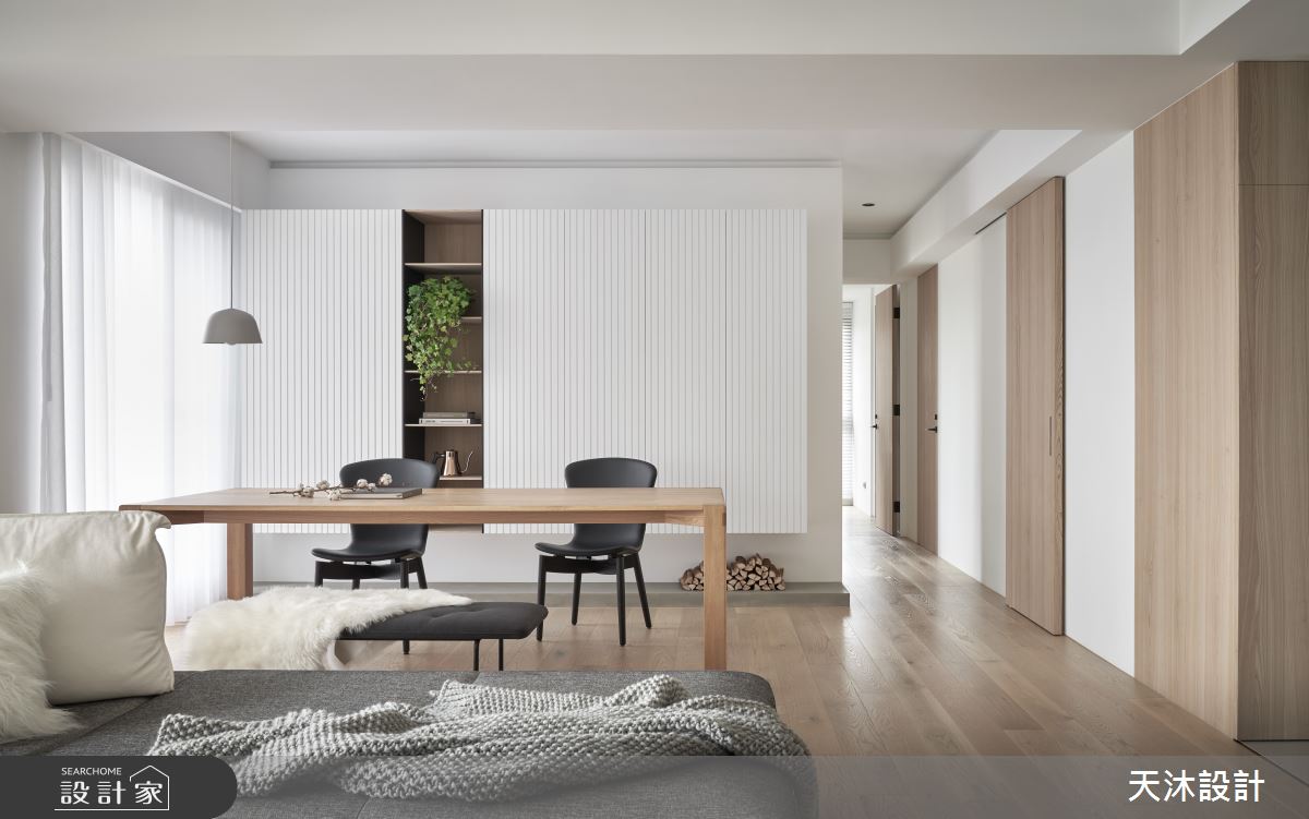 室內50坪的空間，設計師保留良好採光，解決原本收納與