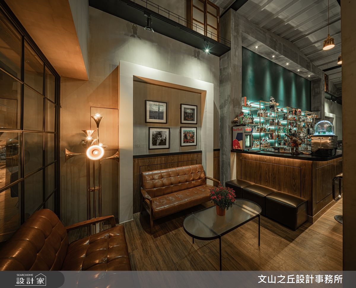 僅 22 坪的長型老屋翻新設計，透過多元化的建材，延續