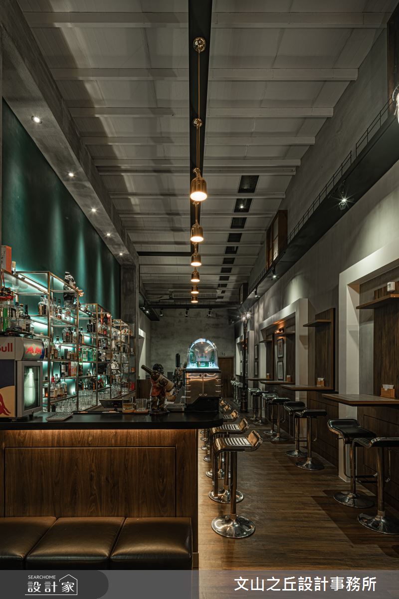 僅 22 坪的長型老屋翻新設計，透過多元化的建材，延續