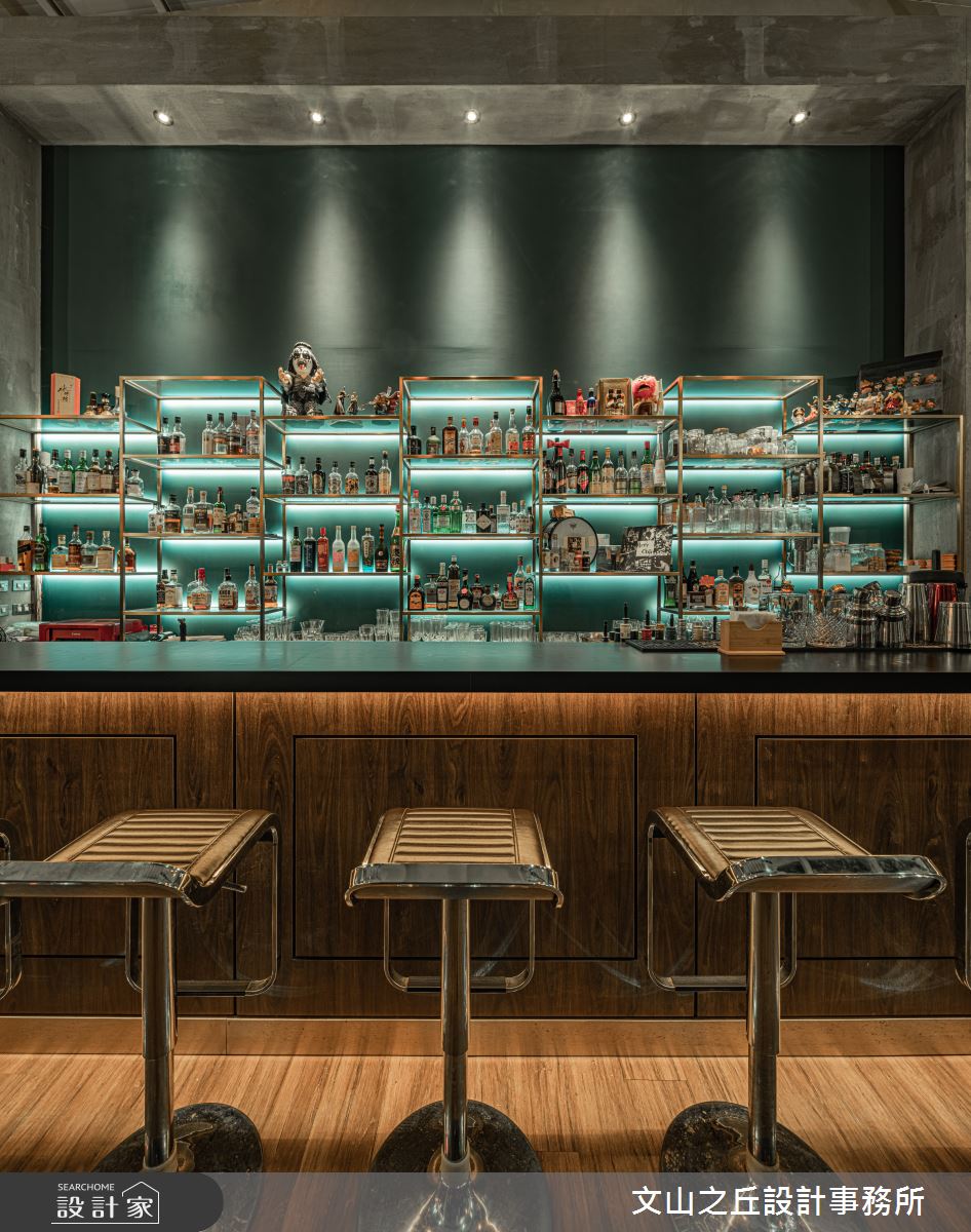 僅 22 坪的長型老屋翻新設計，透過多元化的建材，延續