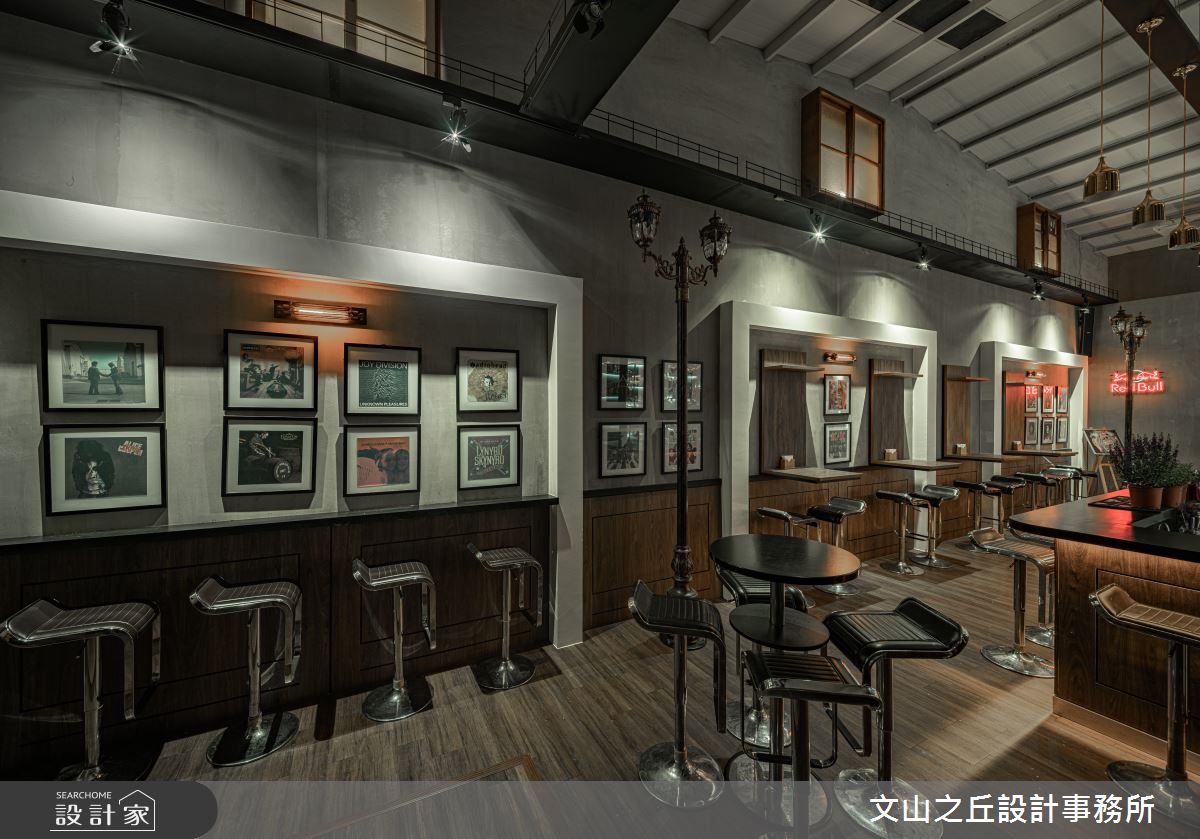 僅 22 坪的長型老屋翻新設計，透過多元化的建材，延續