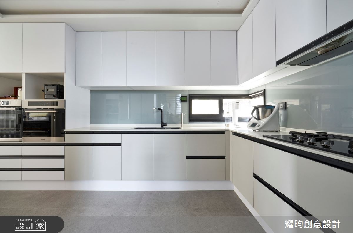 50坪的中古屋透過精準的色彩搭配與多重材質的拼接活化