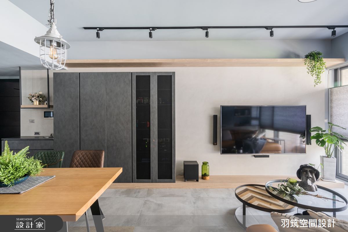 大面落地窗引入戶外暖陽，提升整體空間明亮度，替工業