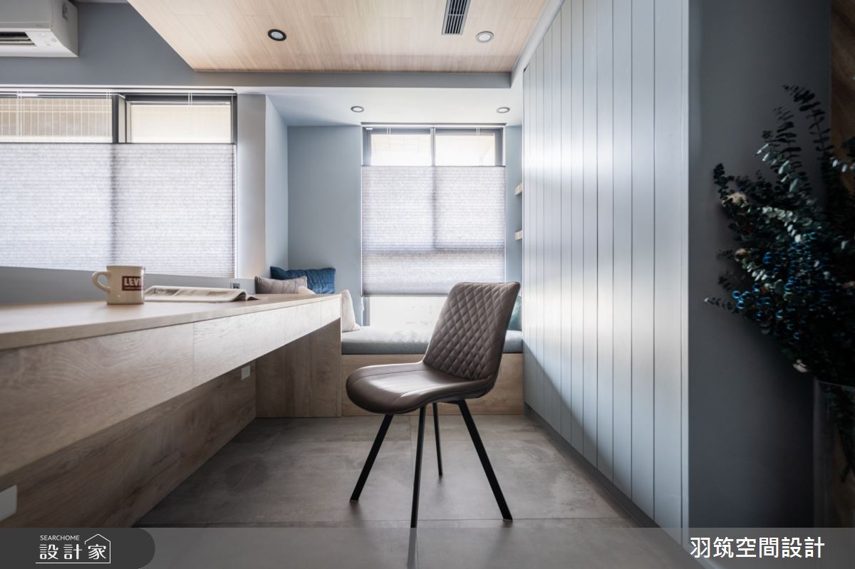 大面落地窗引入戶外暖陽，提升整體空間明亮度，替工業