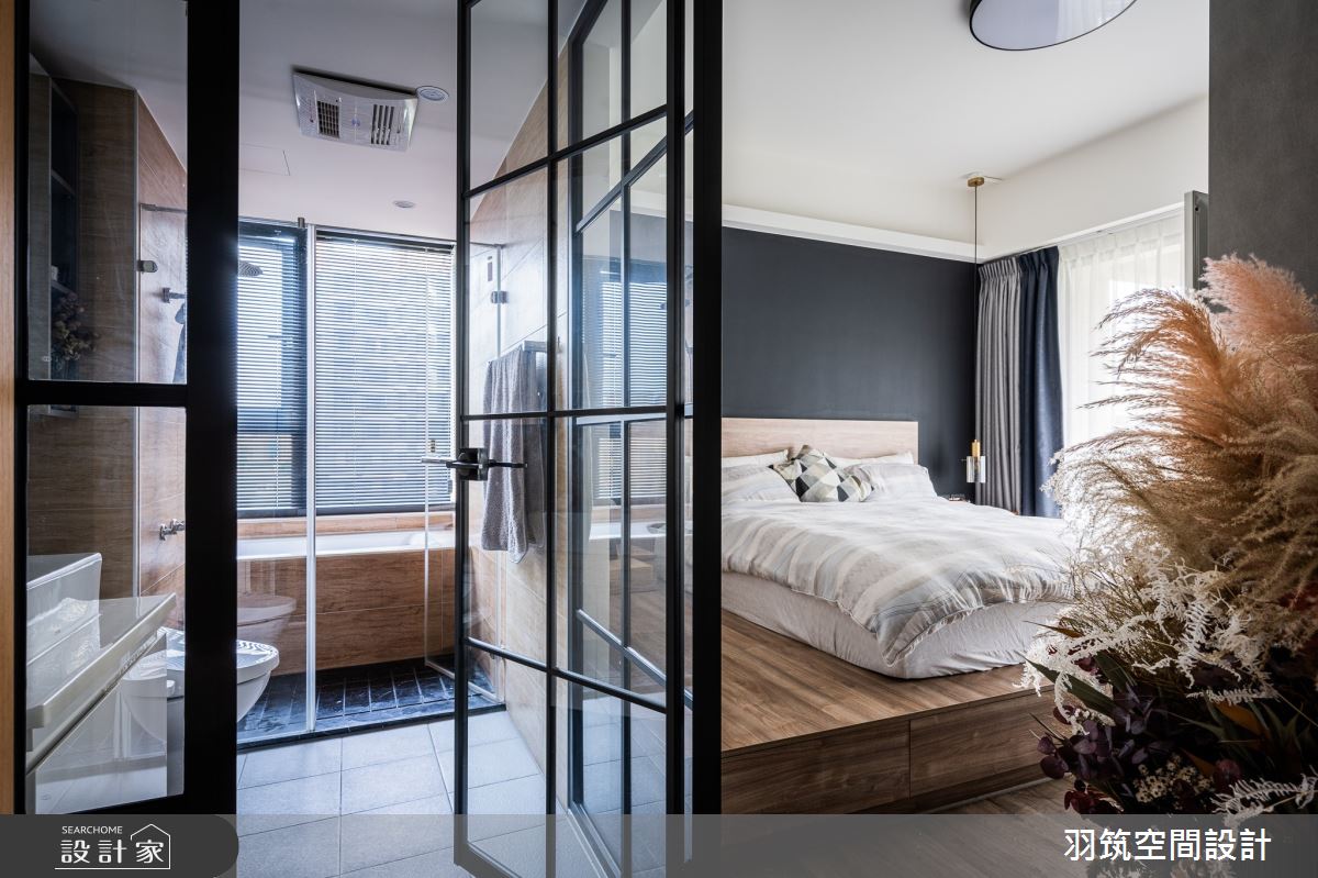 大面落地窗引入戶外暖陽，提升整體空間明亮度，替工業