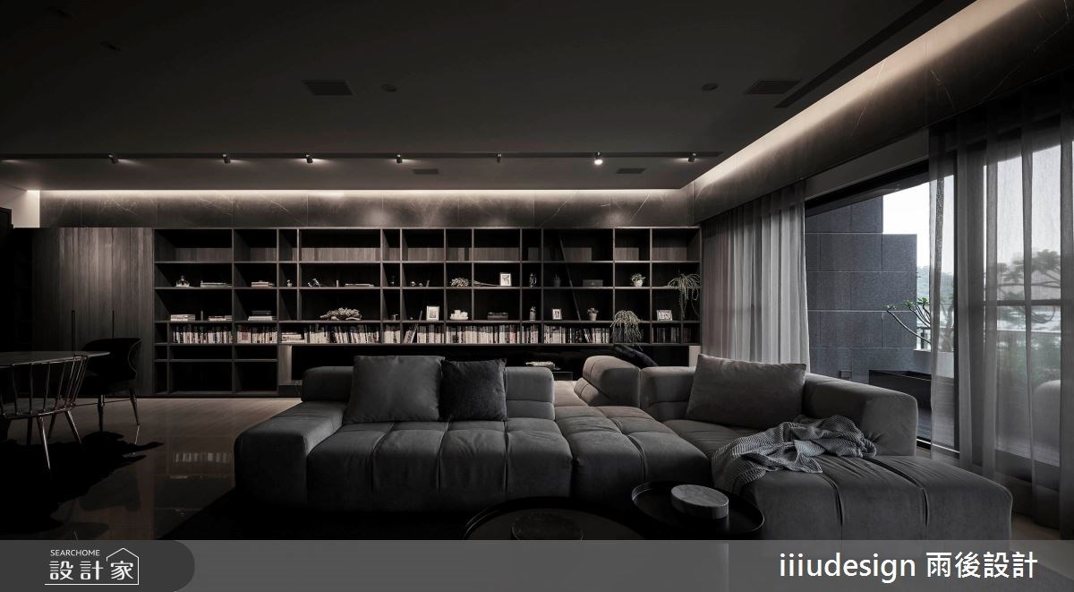 回到自己的家，卸下領帶、襯衫後，屋主希望家是一個很