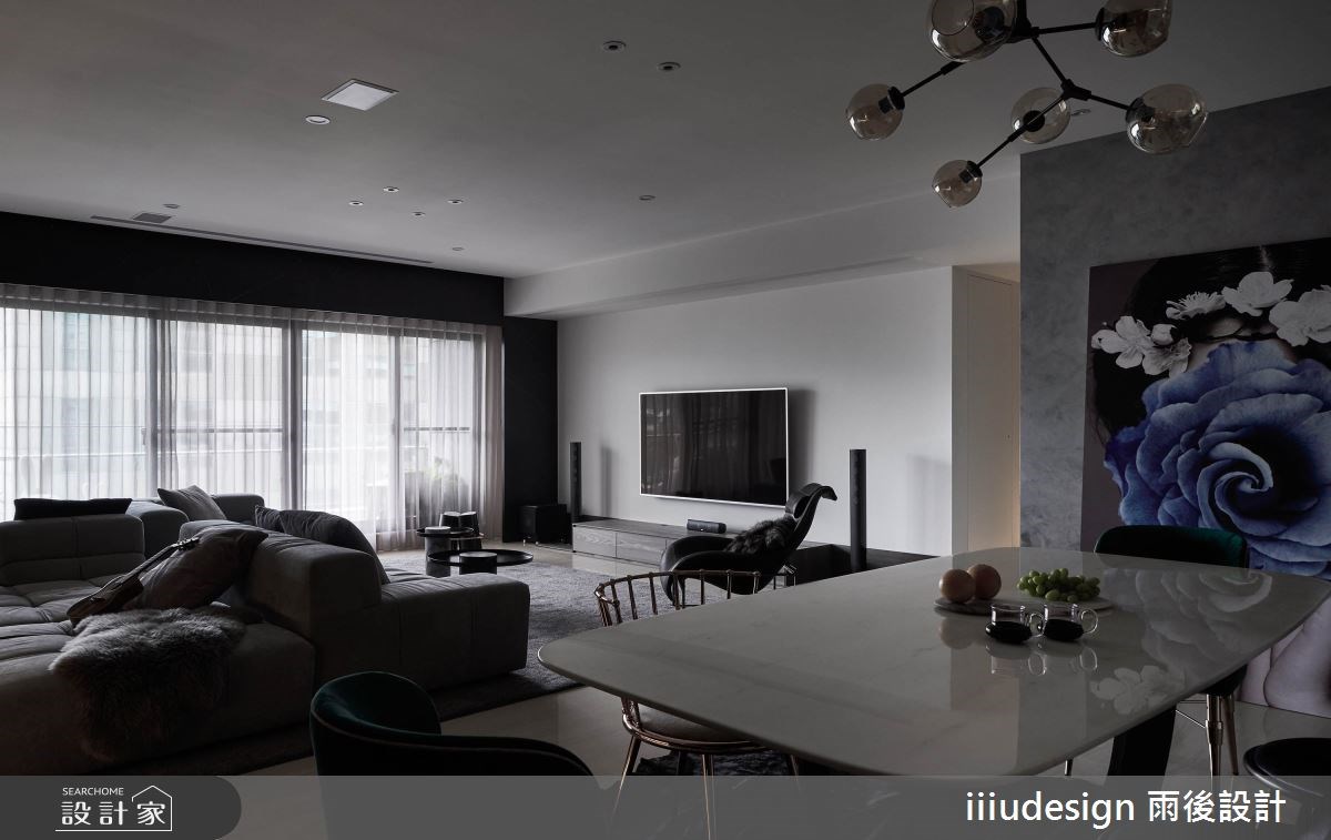 回到自己的家，卸下領帶、襯衫後，屋主希望家是一個很