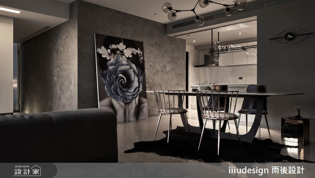 回到自己的家，卸下領帶、襯衫後，屋主希望家是一個很