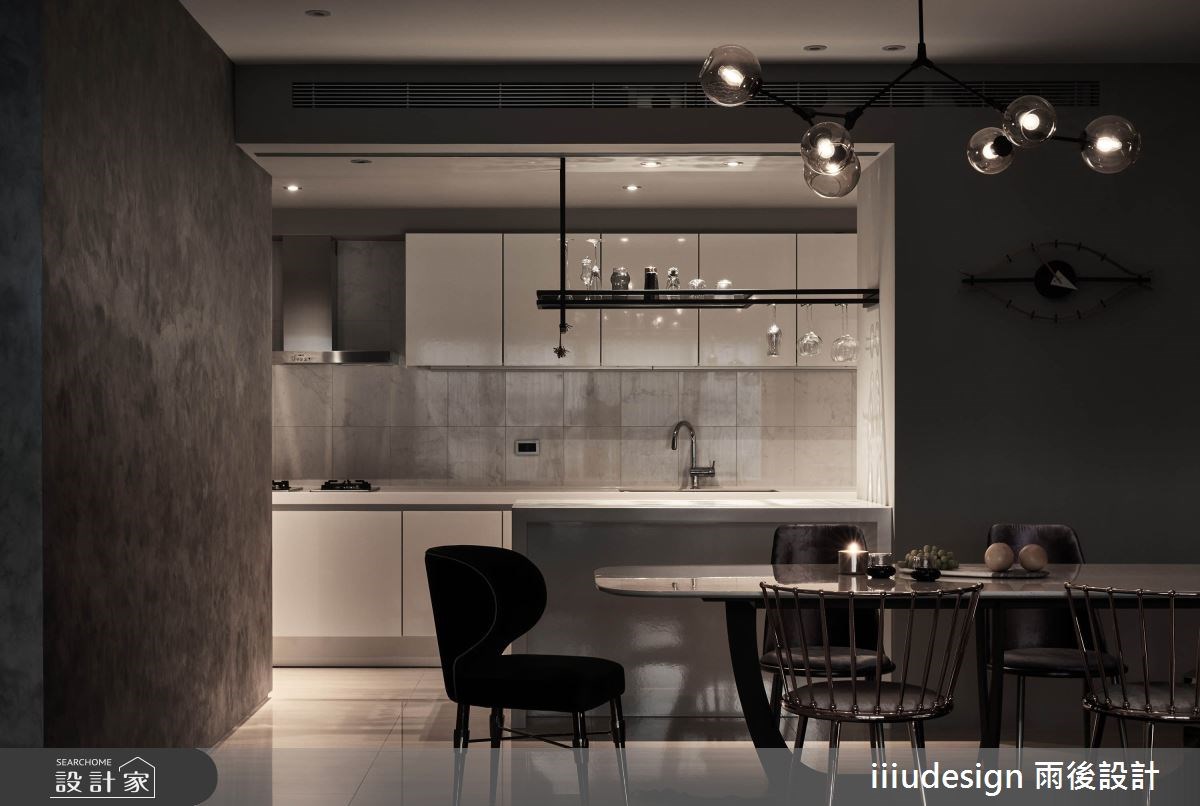 回到自己的家，卸下領帶、襯衫後，屋主希望家是一個很