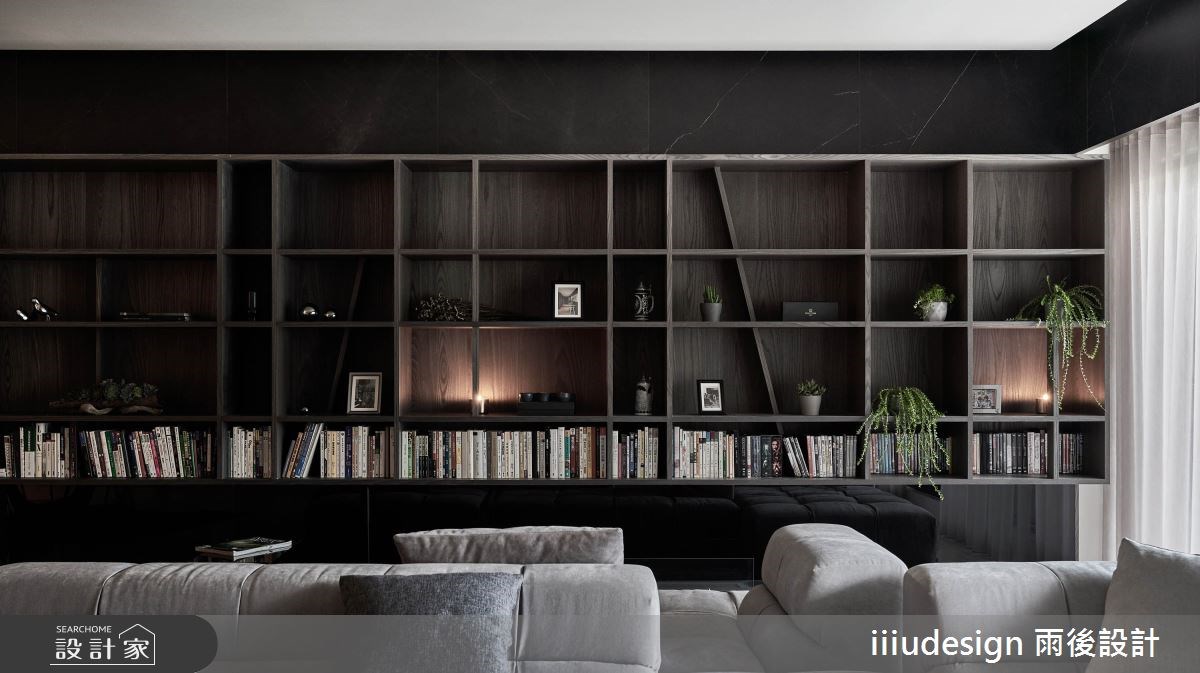 回到自己的家，卸下領帶、襯衫後，屋主希望家是一個很