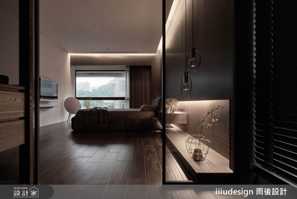 回到自己的家，卸下領帶、襯衫後，屋主希望家是一個很